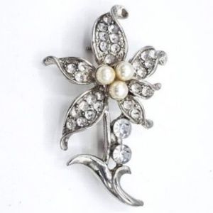Vintage Art Nouveau Floral Pearl Rhinestone Silver Tone Brooch Pin